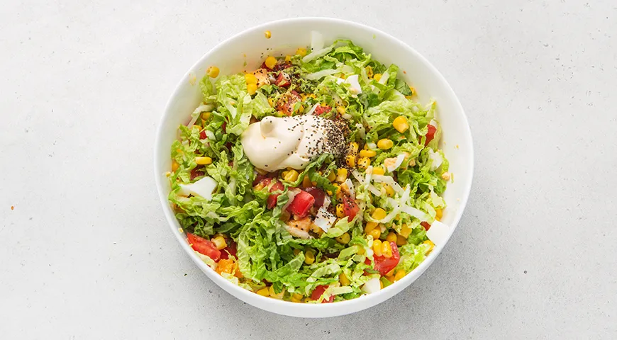 Салат с пекинской капустой, кукурузой, яйцом и помидорами