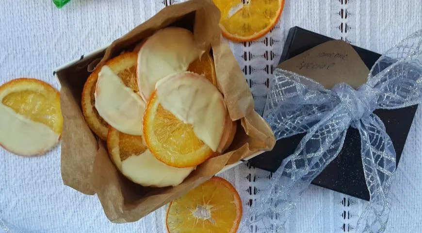 Апельсиновые чипсы в белом шоколаде