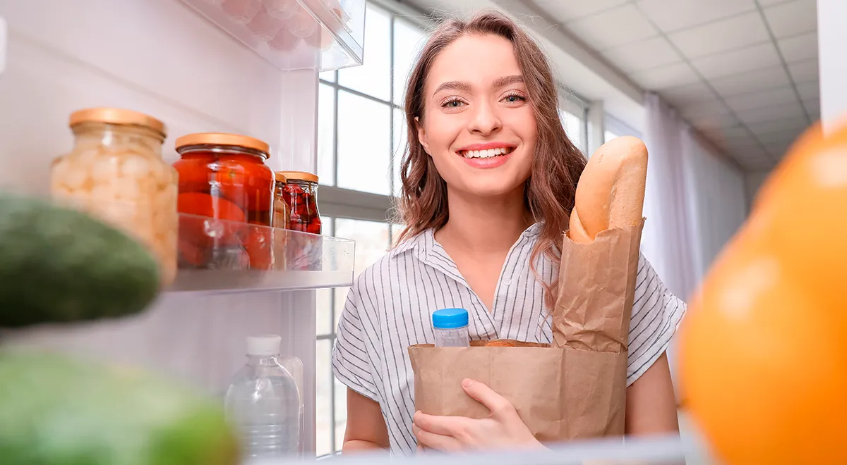 Скоропортящиеся продукты и готовые блюда нужно своевременно убирать в холодильник