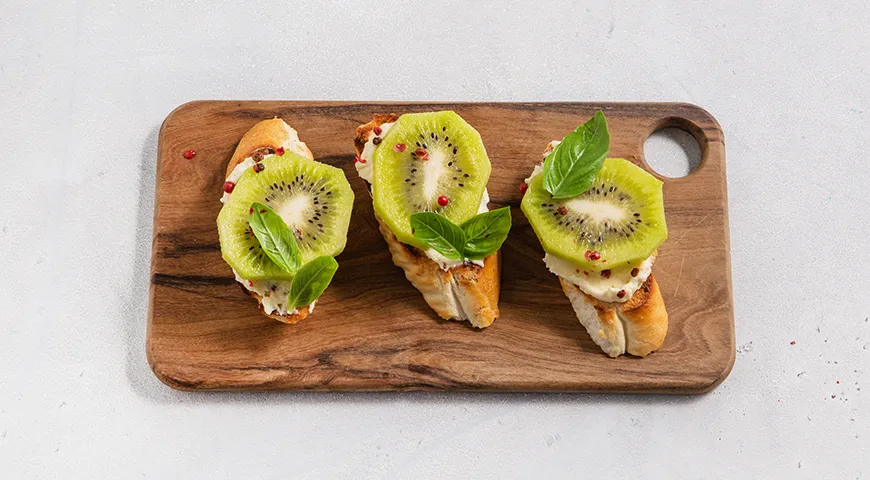 Бутерброды с киви, плавленым сыром и чесноком