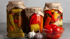 Холодильник спасет? Эксперты объяснили, как хранить соленья