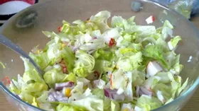 Зеленый салат с крабовыми палочками