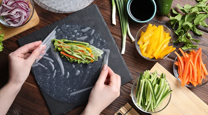 Широкое распространение в наше время получили вегетарианские роллы. Они получаются яркими, свежими и очень легкими