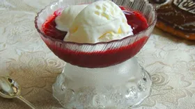Мороженое пломбир с ягодным киселем