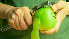 Почему не нужно выбрасывать яблочную кожуру, 7 идей, как ее с умом использовать