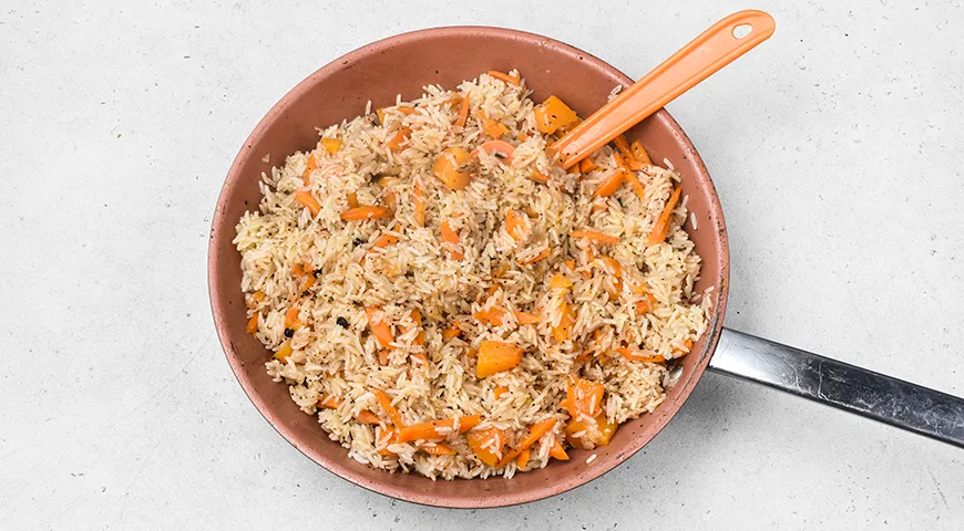 Рис с тыквой в сковороде
