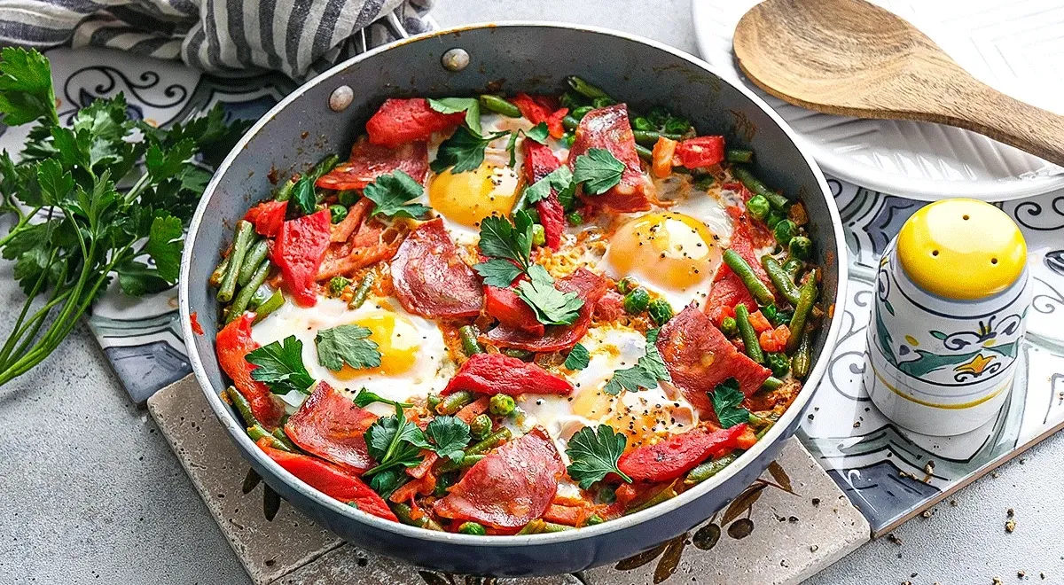 Яичница с чоризо и овощами