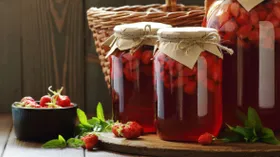 Как сварить компот из варенья: какие банки подойдут, что добавить и как хранить напиток