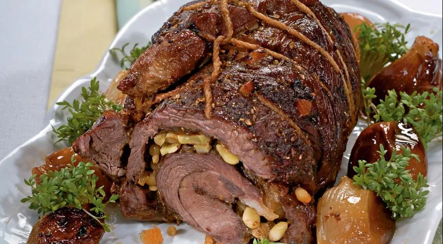 Рулет из баранины с ягодной подливой