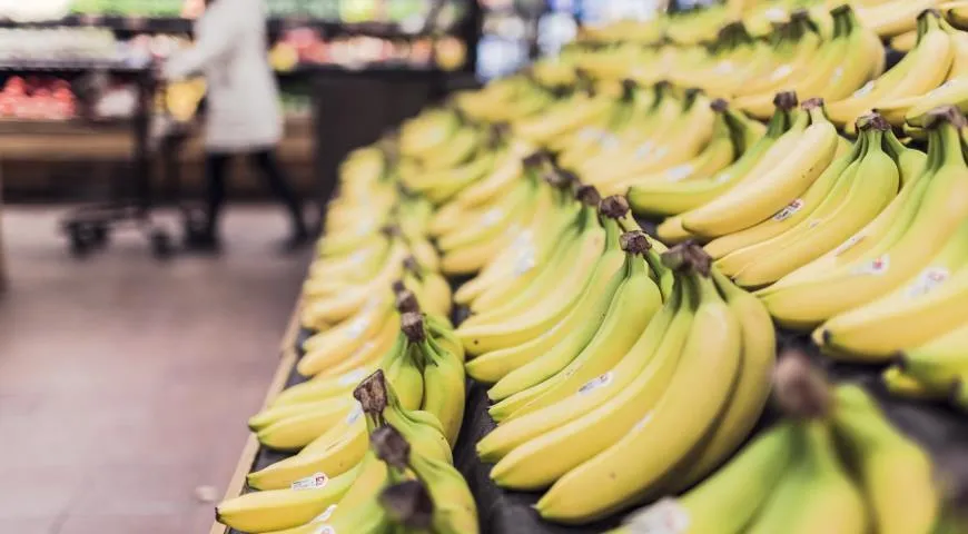 бананы на прилавке магазина