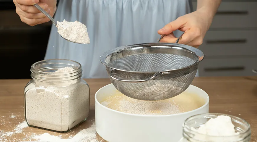 Хорошая пшеничная цельнозерновая мука сыпучая, без комков и посторонних частиц