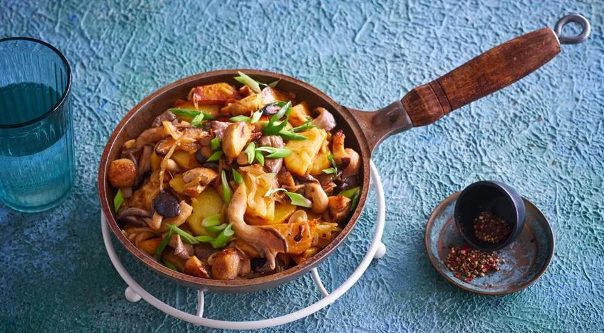 Жареный картофель с грибами на сковороде