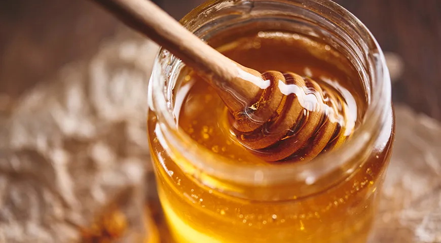 Блины принято подавать к столу с жидким мёдом