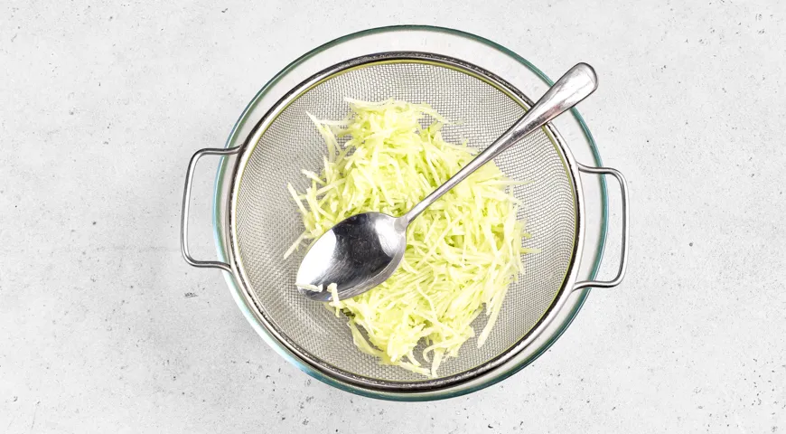 Слоеный салат с копченой курицей и арахисом