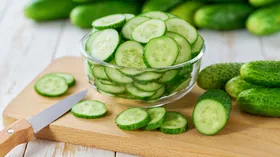 Защищают не только от жажды, но и от рака: 5 причин есть огурцы каждый день