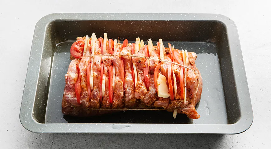 Гармошка из свинины с помидорами