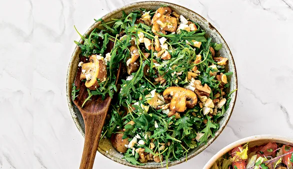 Салат с грибами, руколой, грецкими орехами