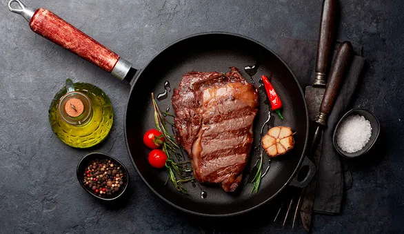 Как пожарить мясные стейки на сковороде: рассказывает шеф-повар журнала «Мой Магнит» Алексей Афонин
