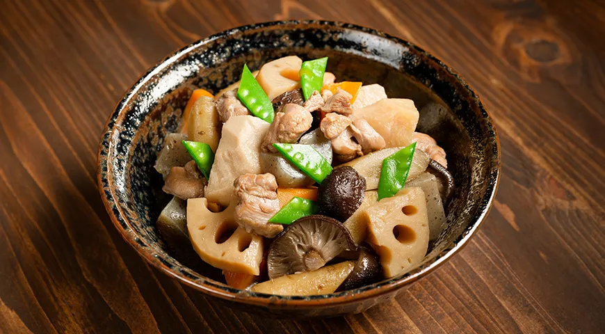 Японское блюдо — тушеная курица с корнеплодами лотоса 