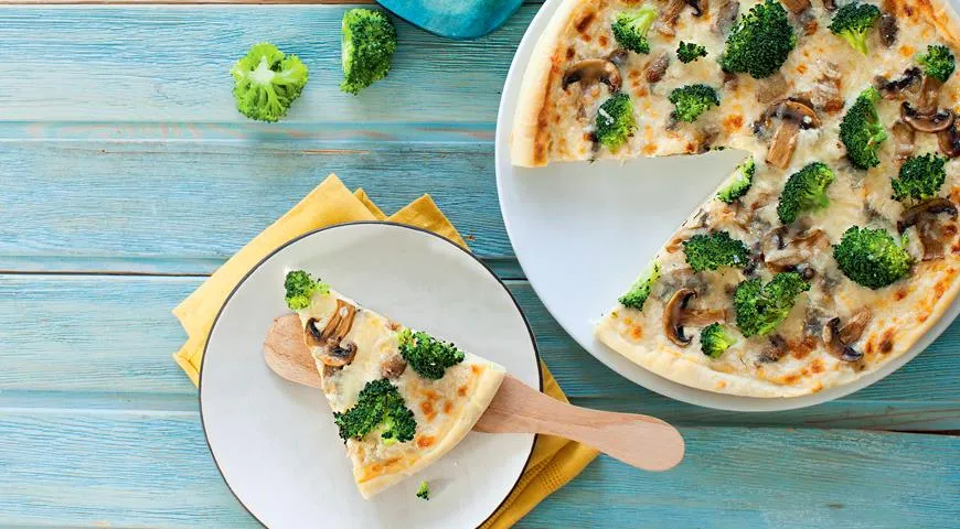 Белая пицца с брокколи, грибами и белым соусом