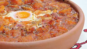 Кастильский суп с хлебом и яйцами