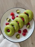 Зеленые пончики из творога и шпината