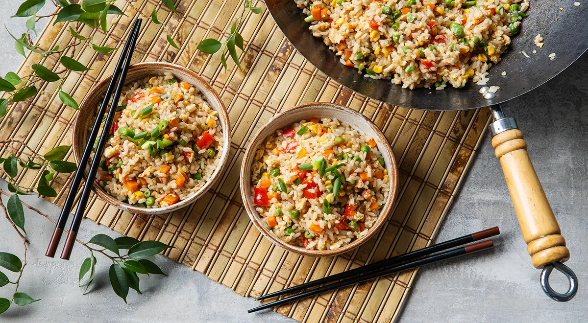 Рецепт жареного пропаренного риса с кукурузой на сковороде