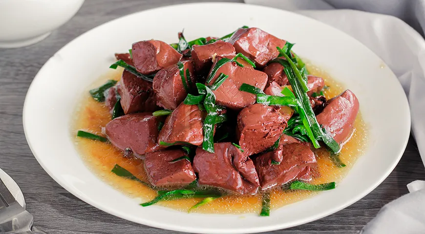 Бульон с куриной кровью, зеленью и чесноком