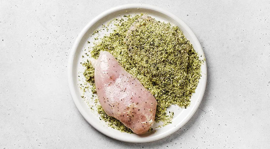 Запеченное куриное филе в панировке из сухарей и сыра