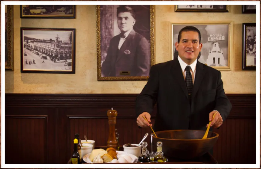 Сегодня ресторан Caesar's оформлен в старинном европейском стиле с чёрно-белой плиткой и барной стойкой из красного дерева. Белоснежные рубашки официантов под чёрными жилетами и – обязательно – галстуки. На стене – портрет повара Ливио Сантини, который работад на братьев Кардини в этом ресторане.Тихуана, Мексика