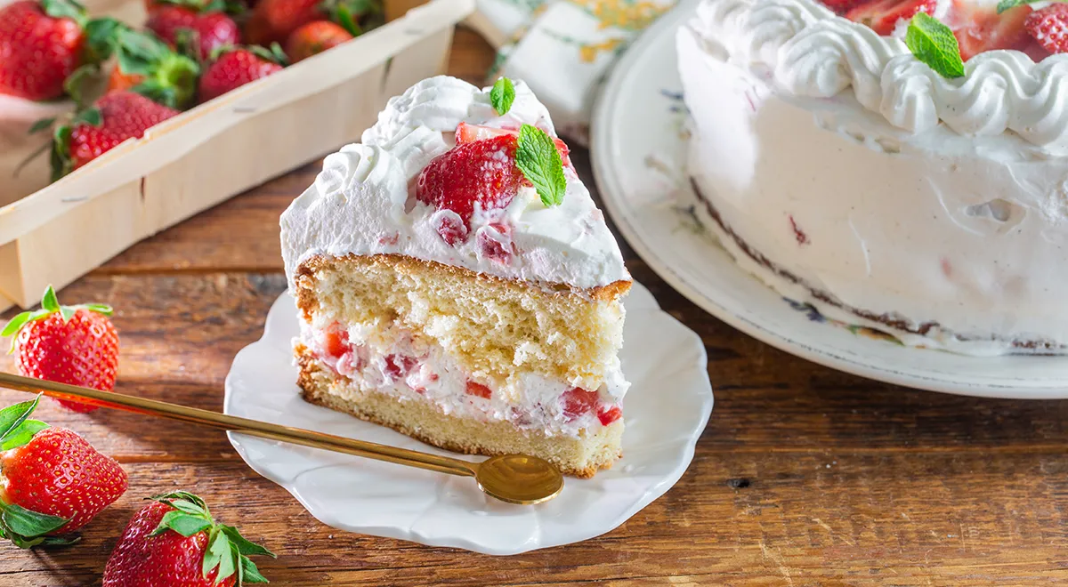 Бисквитный торт с клубникой