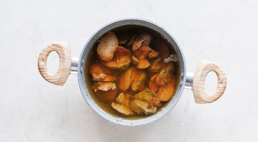 Чтобы сварить куриную печень, опустите ее в кипящую воду и готовьте 10–15 минут на небольшом огне