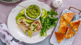 Белая рыба с зеленой сальсой