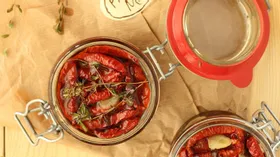 Вяленые томаты с чесноком и травами в оливковом масле