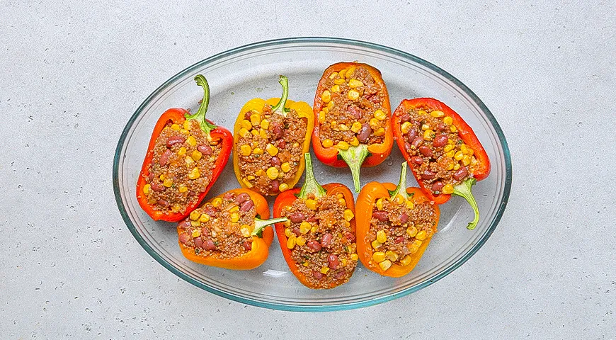 Перцы, фаршированные киноа, кукурузой и фасолью