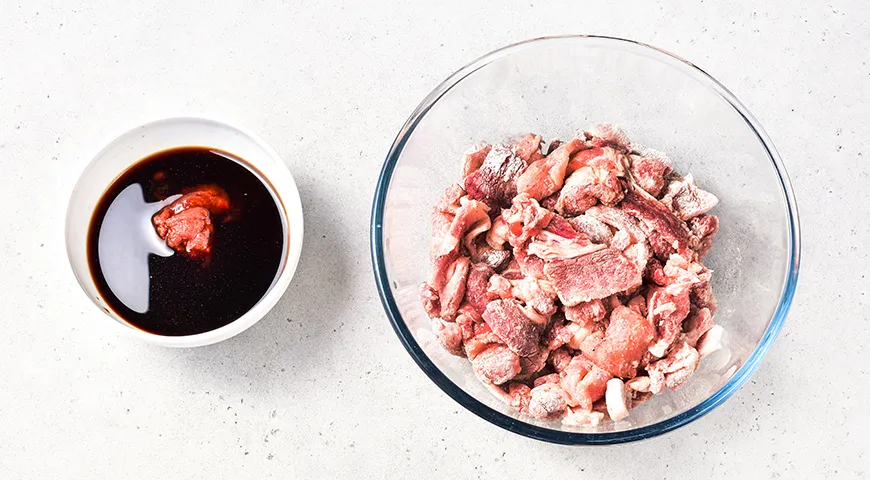 Свинина с лапшой под сладким соусом