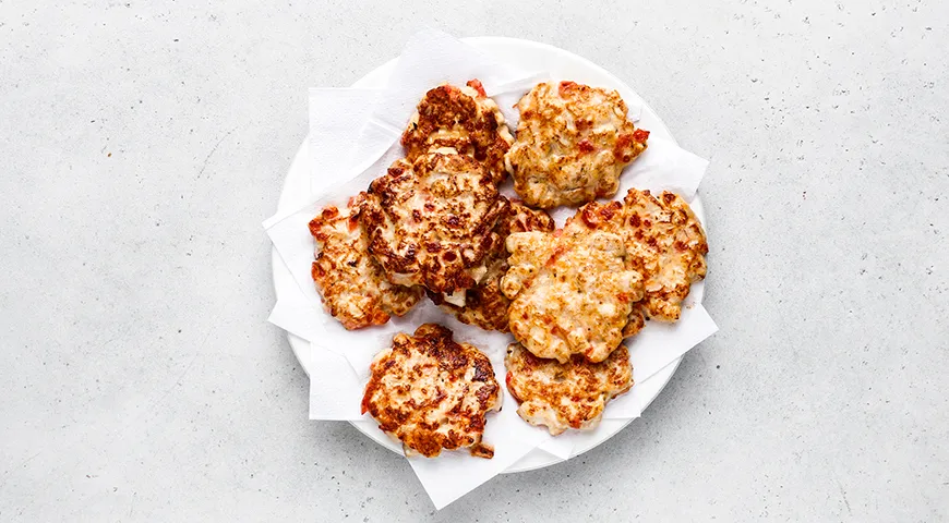 Рубленные куриные котлеты с помидорами