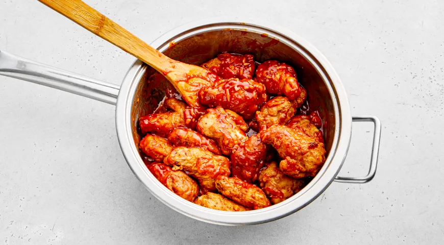 Крылышки в кисло сладком соусе на сковороде