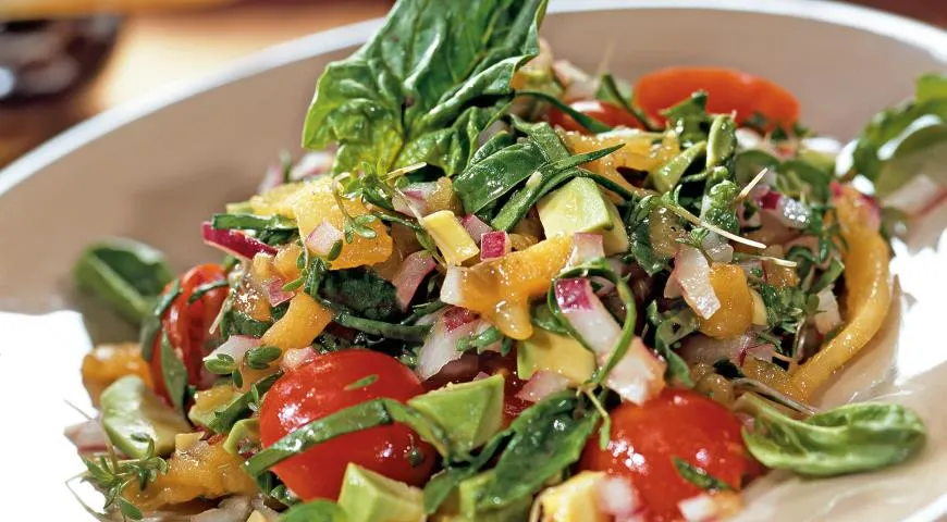 Салат с хурмой и авокадо