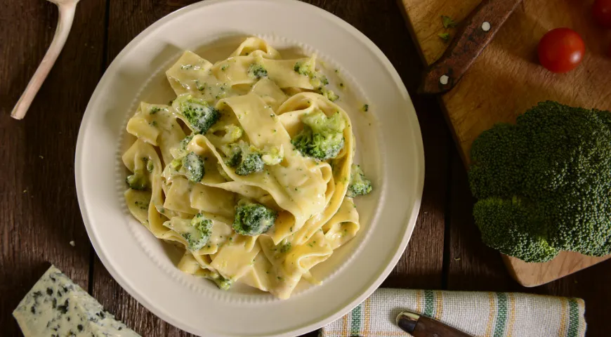 Рецепт паппарделле с сырным соусом, цукини и брокколи
