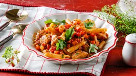 Макароны с мясом в томатном соусе на сковороде