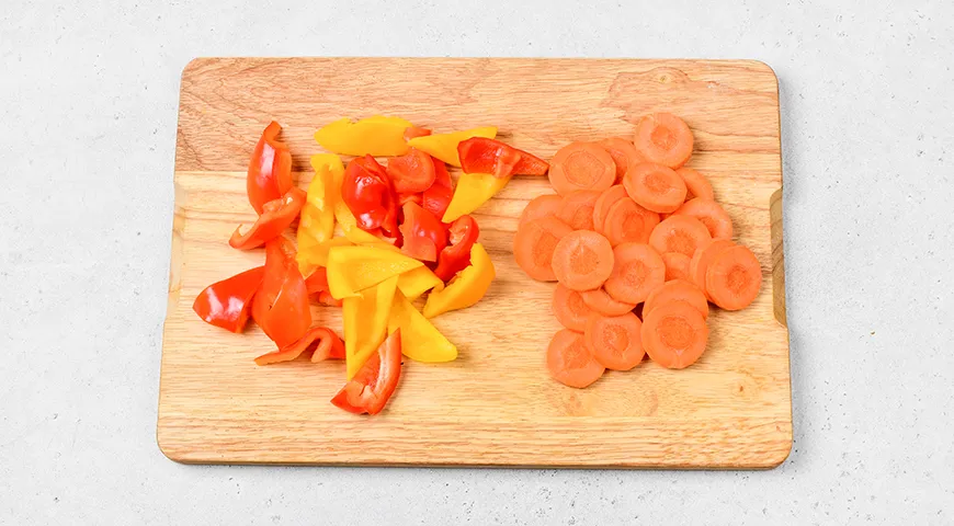 Курица в кисло-сладком соусе с болгарским перцем и морковью