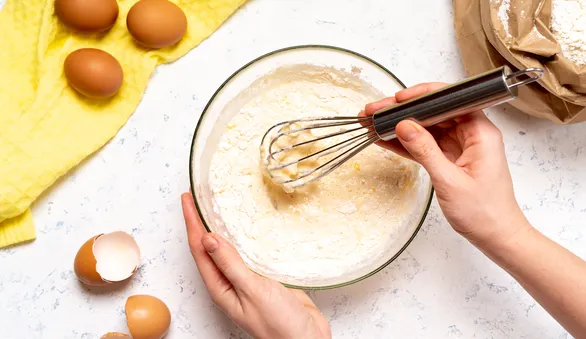 Стало известно, сколько яиц нужно для блинов: на литр молока, кефира или на 3 стакана муки