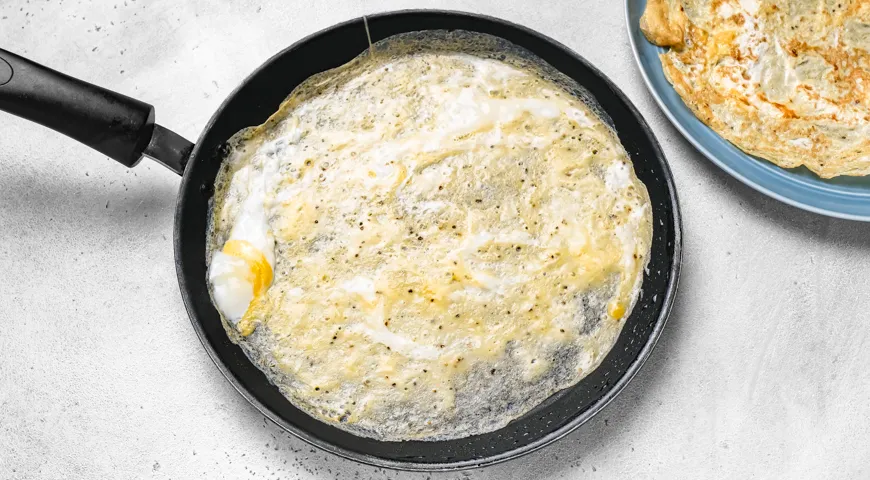 Яичные блинчики с крабовыми палочками и сыром