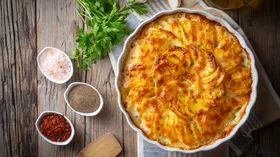 Ленивый картофельный гратен заменит пюре на Новый год — блогер поделилась рецептом