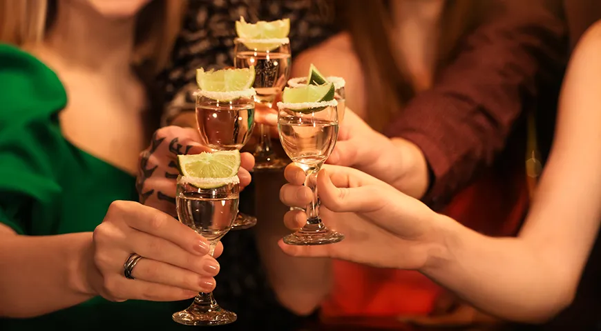 Изначально соль и цитрусовые использовали с текилой, чтобы заглушить резкость не самых качественных дистиллятов