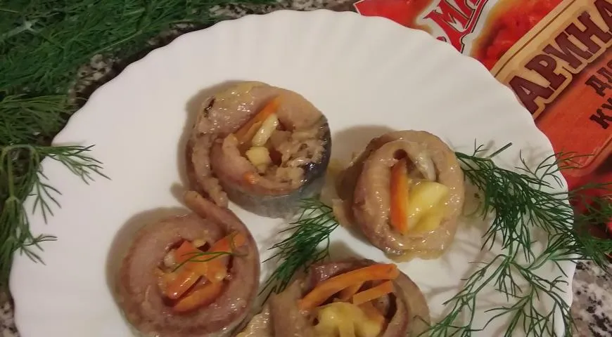 Рулетики из сельди в горчичном маринаде