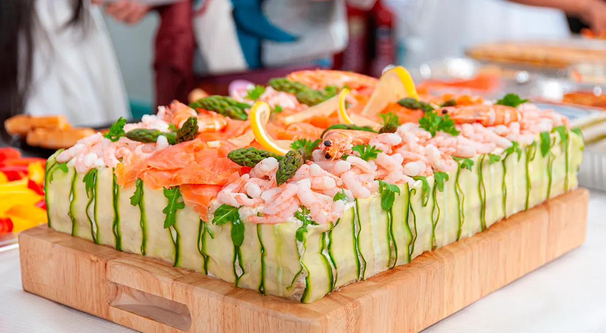 Рецепт бутербродного торта с вареными очищенными креветками