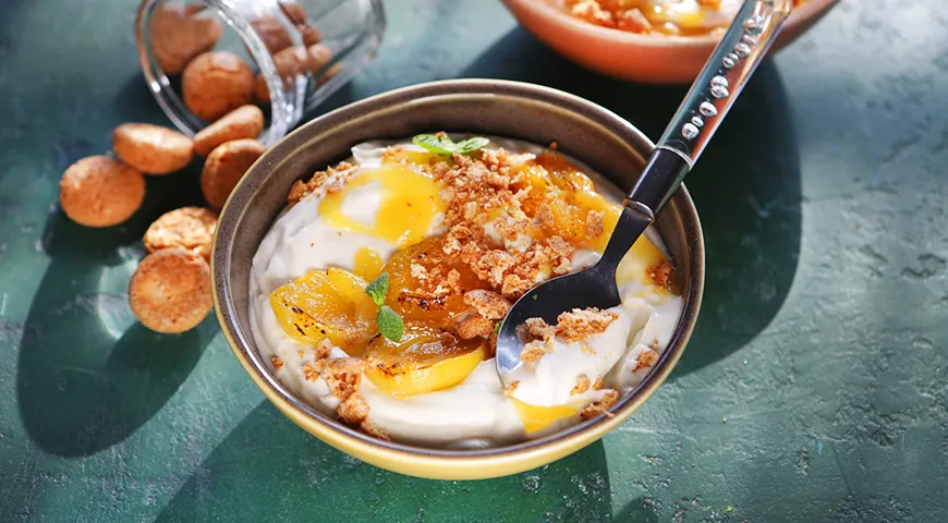 Пряные жареные абрикосы со сметанным кремом