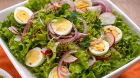 Весенний салат с перепелиными яйцами и редисом